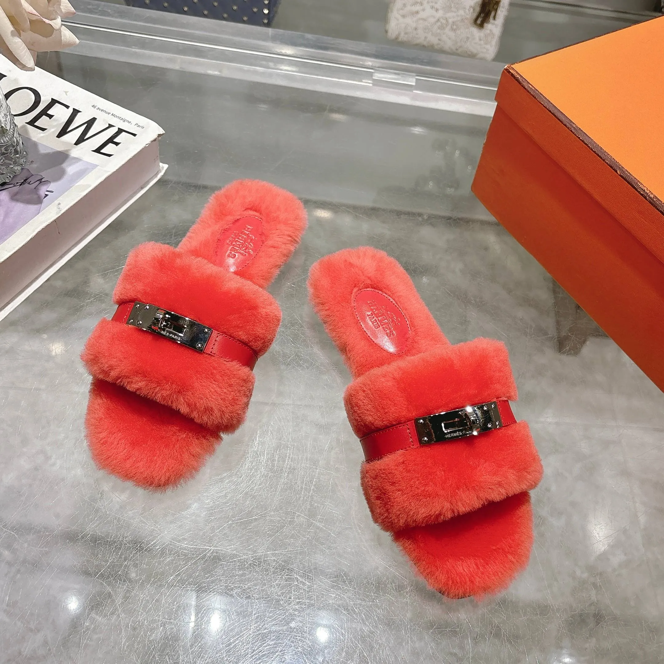 👟👟Ex-factory price 500👟👟 Purchasing agent level Hermes Hermès second uncle hair slippers are in stock all year round. 2025 new and new colors official website, Xiaohongshu synchronizes the latest color matching Hermès hot models are hot online, upgraded workmanship, high quality! Fashionable small wool H-trailers, autumn and winter style flat-soled wool mop, can be customized without standard, non-refundable and non-exchangeable. Fabric: Imported lamb's roll real wool. Lining: Imported lamb's roll real wool. Outsole: Genuine leather outsole. Size: 35-43, [Note: 41, 42, 43 customized]